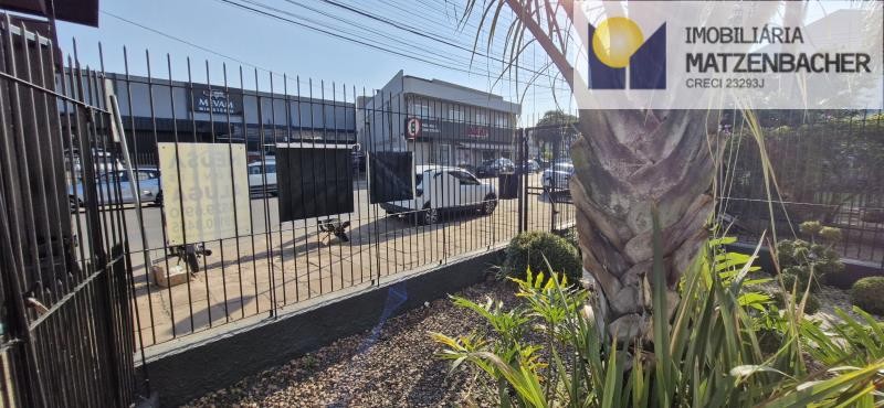 Em frente a Padaria Delícia
