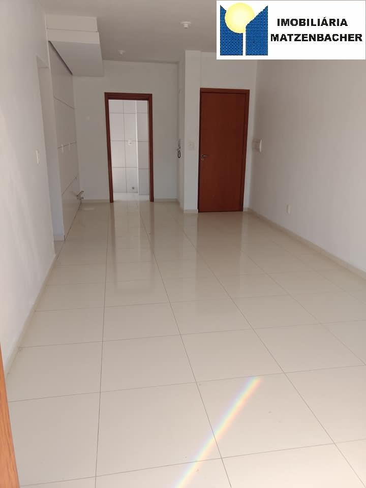 sala ampla com piso porcelanato