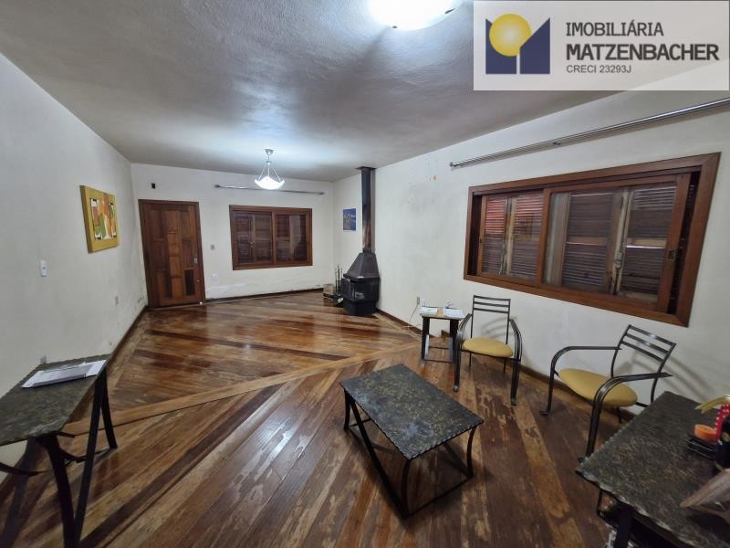 Sala de estar e jantar com lareira